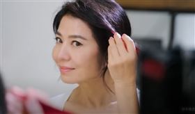 鍾楚紅拍廣告。（圖／翻攝50惠—日本養髮概念YT）