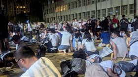 柯文哲的支持者們決定在北檢外鋪紙板過夜，徹夜守候柯文哲。（圖／CTWANT提供）