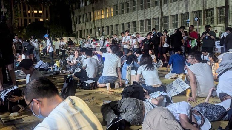 柯遭聲押禁見　小草鋪紙板睡北檢：相信他