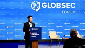 國安會秘書長吳釗燮於2024「全球安全論壇」（GLOBSEC）以「不能倒下的民主國家：台灣在歐洲安全中的角色」發表專題演說。（圖／總統府提供)
