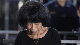 柯文哲遭聲押　陳佩琪現身北檢強調信任丈夫清白檢廉偵辦京華城案，31日向法院聲押禁見前台北市長柯文哲。柯文哲妻子陳佩琪（中）晚間現身北檢，親自向場外聚集的支持者們發表聲明，強調各項金流皆清清楚楚，也堅信柯文哲清清白白。中央社記者趙世勳攝　113年8月31日