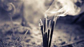 人家在拜拜，別吵！下秒遭醉漢拿傘戳瞎眼