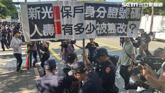 30多名小草到場聲援　阿伯突氣憤舉牌抗議