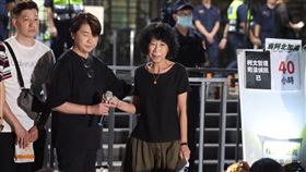 柯文哲遭聲押　陳佩琪深夜現身北檢喊話（3）前台北市長柯文哲陷京華城案，因涉犯收賄圖利等罪遭檢方聲押，柯文哲妻子陳佩琪（中）31日晚間現身台北地檢署向挺柯支持者們發表談話，強調絕對相信柯文哲清白。中左為民眾黨立委黃珊珊。中央社記者趙世勳攝  113年8月31日