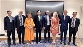 國安會秘書長吳釗燮出席2024年「全球安全論壇」期間與法國國民議會議員及歐洲議會議員會談討論台海及印太地區情勢。（圖／總統府提供）