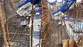 起重機倒塌重壓工人，造成一人死亡一人重傷。（圖／翻攝記者爆料網畫面）

