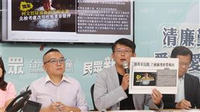 民眾黨質疑檢廉洩密帶風向（2）檢廉偵辦京華城案，前台北市長柯文哲遭聲押禁見。台灣民眾黨1日上午在台北舉行記者會，民眾黨立法院黨團總召黃國昌（中）、秘書長周榆修（左）等人出席，質疑檢廉洩密帶風向。中央社記者郭日曉攝　113年9月1日