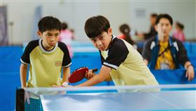 《乒乓男孩》由李星緯（右）、彭裕愷演出。（圖／華納兄弟提供）