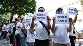 柯文哲拒夜訊遭逮捕　支持者北檢外聲援（1）檢廉偵辦京華城案，前台北市長柯文哲31日凌晨移送北檢複訊時，拒絕夜間偵訊欲離開，被檢察官諭知當庭逮捕，將向法院聲請提審。上午北檢外聚集支持柯文哲的民眾，高舉標語聲援。中央社記者翁睿坤攝　113年8月31日