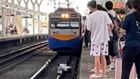 新／悚！他趴台中火車站鐵軌　列車急停煞（圖／THEREADS)