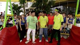 胡瓜（左）跟阿翔一起出外景。（圖／民視提供）