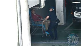 本刊獨家直擊，台北市前副市長彭振聲遭聲押禁見，他在中午左右因身體不適送醫，但腳上能配戴腳銬。圖／鏡週刊