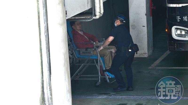 直擊彭振聲戴腳銬送醫　神態無異上救護車