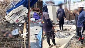 意外當下疑似工頭的男子紀錄全程，他剉喊：「Ａ區真的要拜拜了」，不免讓人多做聯想。（圖／翻攝記者爆料網畫面）