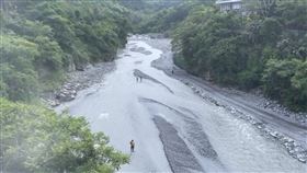 台東縣卑南鄉今天（1日）中午發生一起疑似落水事件，一名胡姓男子（28歲）在知本溪從事河床生態調查時失聯，同事發覺異狀報警求助，警消人員已派員到場搜救，但尚未發現胡男蹤跡。