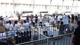 民眾黨主席柯文哲涉京華城弊案被檢聲押，民眾黨中央組織部發文向支持者喊話，呼籲支持柯文哲的小草們今天（1日）上午10時到北檢聲援柯P。一早已有近百名小草在北檢外集結。（圖／鄭孟晃攝影）