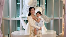 典典寶寶（右）有點小感冒，黏在媽媽趙小僑身上。（圖／送子鳥生殖中心提供）