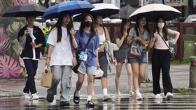 高雄出現雨勢（2）中央氣象署表示，19日晚間至20日清晨南部仍要注意可能有短延時豪雨發生。圖為高雄市新興區街頭民眾紛紛撐起傘、遮擋雨勢。中央社記者董俊志攝  113年8月19日