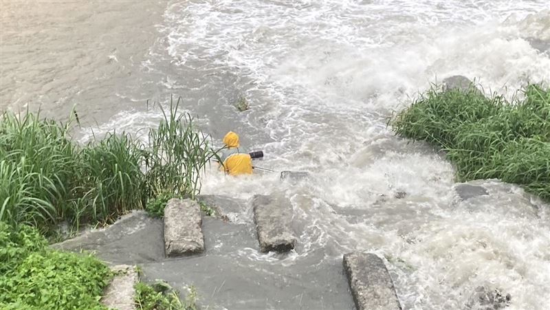 新／台中突下暴雨！78歲釣客受困旱溪沙洲