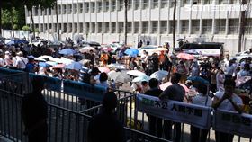 民眾黨主席柯文哲涉京華城弊案被檢聲押，民眾黨中央組織部發文向支持者喊話，呼籲支持柯文哲的小草們今天（1日）上午10時到北檢聲援柯P。一早已有近百名小草在北檢外集結。（圖／鄭孟晃攝影）