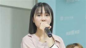 吳怡萱面對媒體的追問，選擇抄起麥克風開嗆。（圖／翻攝自民眾之聲YouTube頻道）