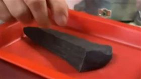 罹癌找偏方，花480萬買印度犀牛角粉，中藥房遭保七總隊查獲，(圖／翻攝畫面)