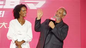 盧貝松和老婆維吉妮貝松席拉《台北追緝令》紅毯訪問。（圖／記者鄭孟晃攝影）