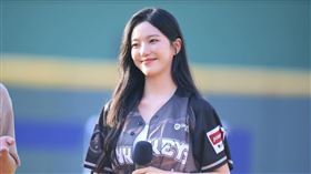 《單身即地獄3》尹廈情來台擔任開球嘉賓。（圖／樂天桃猿提供）