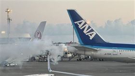 全日空（ANA）一架波音客機準備從那霸機場起飛時，機尾突然狂冒白煙，嚇壞旅客。（圖／翻攝Ｘ）