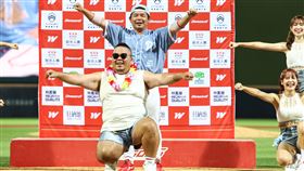 ▲味全龍劉時豪獲選單場MVP，合體味全龍啦啦隊小螞蟻。（圖／味全龍提供）