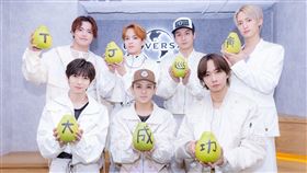 七五三掛龍也（前排左起）、宮近海斗、中村海人、吉澤閑也（後排左起）、松倉海斗、松田元太、川島如惠留拿著柚子，寫著「TJ巡演大成功」，提前體驗台灣的中秋節。（圖／環球音樂提供）