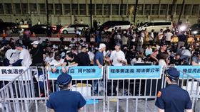 柯文哲,小草,羈押,交保,北檢,記者莊淇鈞攝影