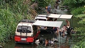 ▲遊客把車開進溪床露營，讓在地網友氣炸。（圖／翻攝自臉書社團「頭城大小事」）