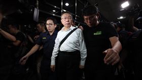 柯文哲無保請回步出法院（2）北檢偵辦京華城案，認定前台北市長柯文哲涉犯違背職務收賄及圖利罪，向法院聲請羈押禁見。台北地院認為，檢察官舉證無法認定柯文哲犯罪嫌疑重大，2日凌晨裁定無保請回。圖為柯文哲（中）在民眾黨立委黃國昌（右）的陪同下步出法院。中央社記者趙世勳攝  113年9月2日