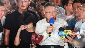 京華城案羈押庭 柯文哲無保請回（2）台北地檢署偵辦京華城案，認定前台北市長柯文哲、副市長彭振聲涉犯貪污治罪條例違背職務收賄及圖利等罪，將2人聲押禁見。台北地方法院2日凌晨3時裁定柯文哲（中白衣者）無保請回，柯文哲發表談話。中央社記者吳家昇攝  113年9月2日