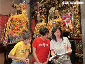 廟方人員細心介紹如何請媽祖▲（圖／翻攝自寶島神很大）