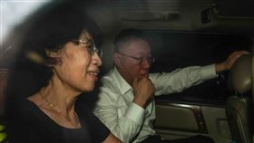 柯文哲離開北院（2）台北地檢署偵辦京華城案，認定前台北市長柯文哲、副市長彭振聲涉犯貪污治罪條例違背職務收賄及圖利等罪，將2人聲押禁見。台北地方法院2日凌晨3時裁定柯文哲（白衣者）無保請回。柯文哲與妻子陳佩琪（黑衣者）坐車離開北院。中央社記者吳家昇攝  113年9月2日