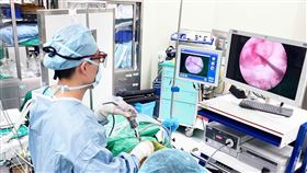 「雙通道微創內視鏡脊椎減壓手術」傷口小恢復快。圖左為聯新國際醫院骨科主治醫師薛如峯。（圖／聯新國際醫院提供）