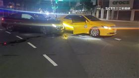 小黃闖紅燈釀禍! 兩車路口對撞 安全氣囊爆開