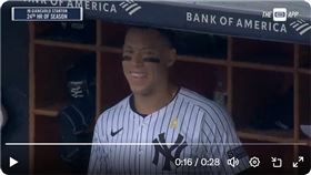 ▲賈吉（Aaron Judge）連6場未開轟，看史坦頓（Giancarlo Stanton）平射砲露出微笑。（圖／翻攝自洋基推特）