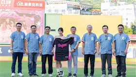 味全龍啦啦隊女神李多慧（左四）設計主題球衣，親自贈予新光人壽黃敏義總經理（右四）。（左起）新光人壽林立曄副總經理、壽以祥副總經理、陳國揚副總經理、李多慧、黃敏義總經理、劉信成通路長、鍾昊良協理、吳思浩協理。（圖／新光人壽提供）
