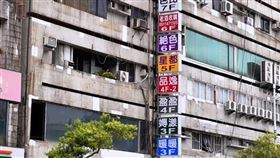 招牌五顏六色，名字各有特色，垂直排毒任君挑選。（圖／翻攝爆廢公社畫面）
