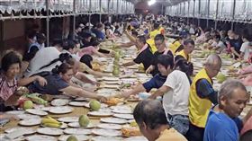 鬼月普渡！五福廟6500盤供品50秒內全掃光