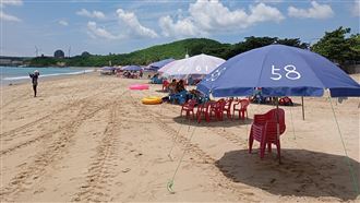 墾丁陽傘惹議！業者：拆傘恐致落水救援難