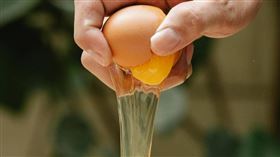 不少人為了方便，會習慣用碗的邊緣來打蛋，然而這個行為有可能會導致蛋殼上的沙門氏桿菌掉回蛋液中。（示意圖／翻攝Pexels）