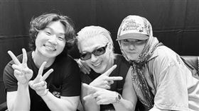 BIGBANG成員大聲（左）和GD（右）驚喜現身太陽（中）演唱會，讓現場氣氛熱血沸騰。（圖／翻攝自IG）