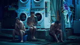 《角頭－大橋頭》中的乾洗店成為粉絲打卡聖地。施名帥（左起）、張再興、鄭人碩。（圖／曼尼娛樂提供）