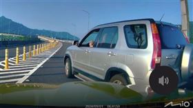 國6休旅車「玩命倒車」！後車駕嚇壞急煞