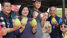 斗六文旦節開跑  張麗善行銷雲林縣斗六市公所31日起連續2天在膨鼠森林公園舉辦2024柚香斗六文旦節，邀請果農現場展售自家文旦拚銷量，雲林縣長張麗善（左2）也到場行銷。中央社記者姜宜菁攝  113年8月31日