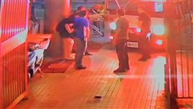 宜蘭縣礁溪一處社區昨天（1日）發生一起情殺事件，一名蔡姓男子（48歲）不滿陳姓女友與蘇姓前夫復合，昨晚持水果刀朝蘇男腹部狂刺，蘇男雖然負傷仍將蔡男打趴、制伏，警方獲報逮捕蔡男，全案將依殺人未遂罪偵辦。